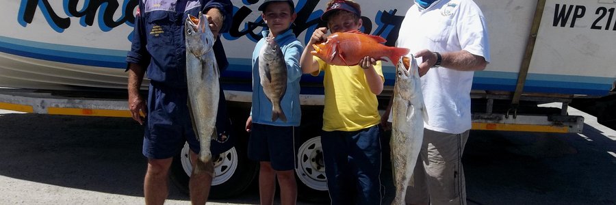  Heel links: Skipper D. P. Burger met ‘n ordentlike geelbek, en dan sy seun, Divan met ‘n hottie. Langs hom staan Arristof Dahl wat sy roman vashou en dan sy pa, Erik, met ‘n mooi geelbek.  Hulle is Saterdag met King Fisher in wilde water uit en is met hierdie visse beloon.